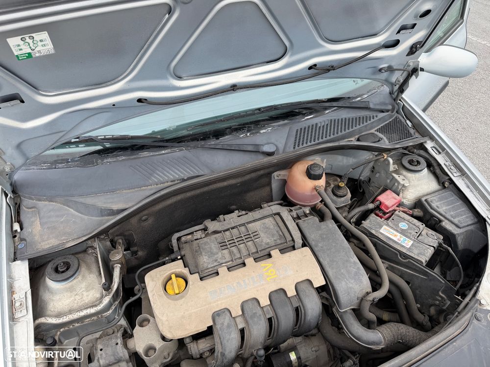 Renault Clio 1.2 16V Confort Authentique - 11