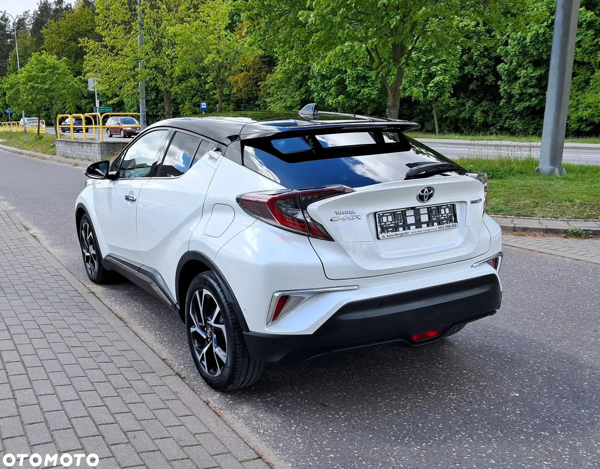 Toyota C-HR 1.8 Hybrid Neon Lime powered by JBL - 5