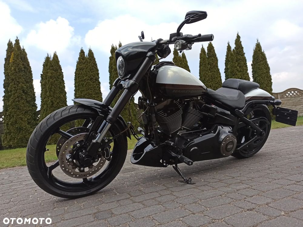 Harley-Davidson Softail Breakout - 16