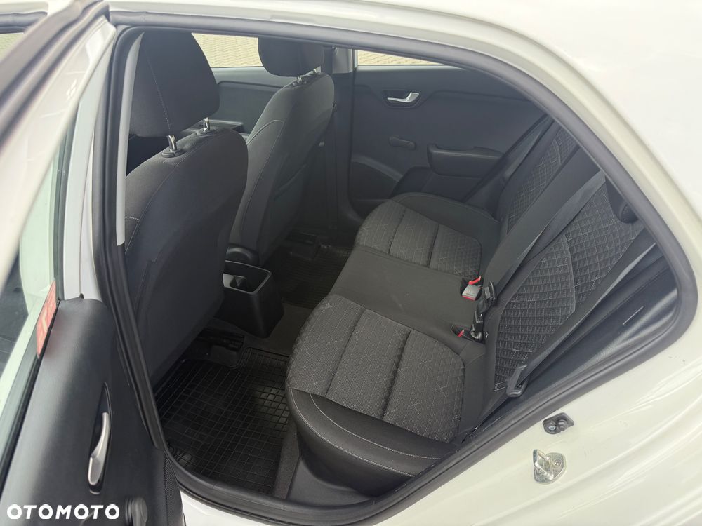 Kia Rio 1.4 L - 12