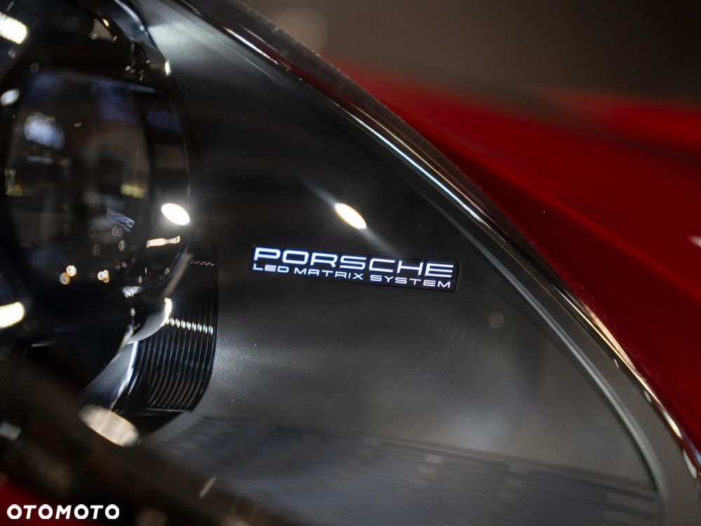 Porsche 911 Carrera 4 GTS - 18