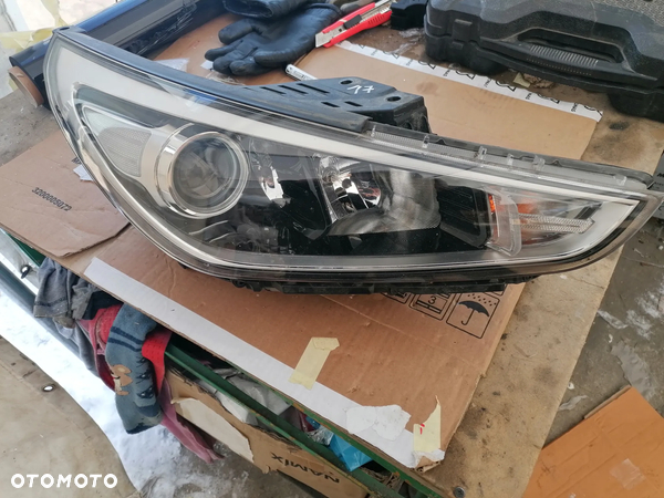 HYUNDAI I30 III LAMPA PRZEDNIA PRAWA 4921-22010