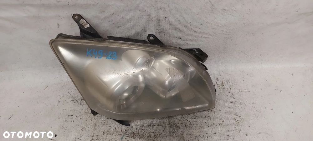 .  PRZOD PRZEDNIA LAMPA PRAWA TOYOTA AVENSIS T25 - 2