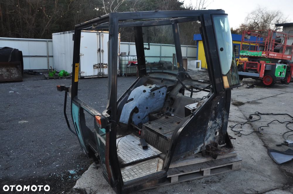 KABINA CZESCI KABINY  MASSEY FERGUSON 7480 6480 6485 - 18