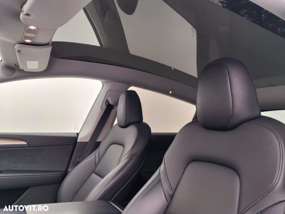 Tesla Model Y Long Range AWD - 19