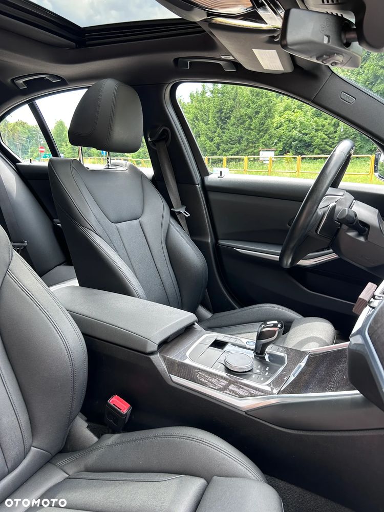 BMW Seria 3 330i Luxury Line sport - 29