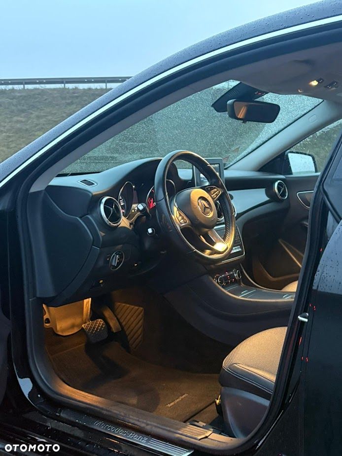 Mercedes-Benz CLA 180 7G-DCT - 10