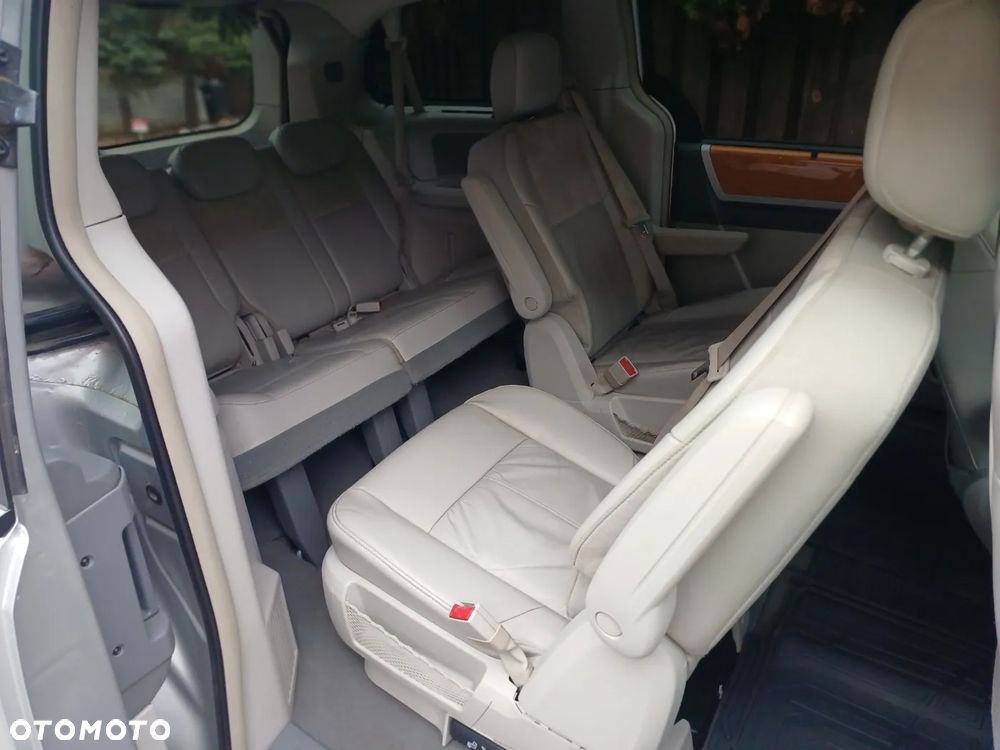Chrysler Town & Country - 13