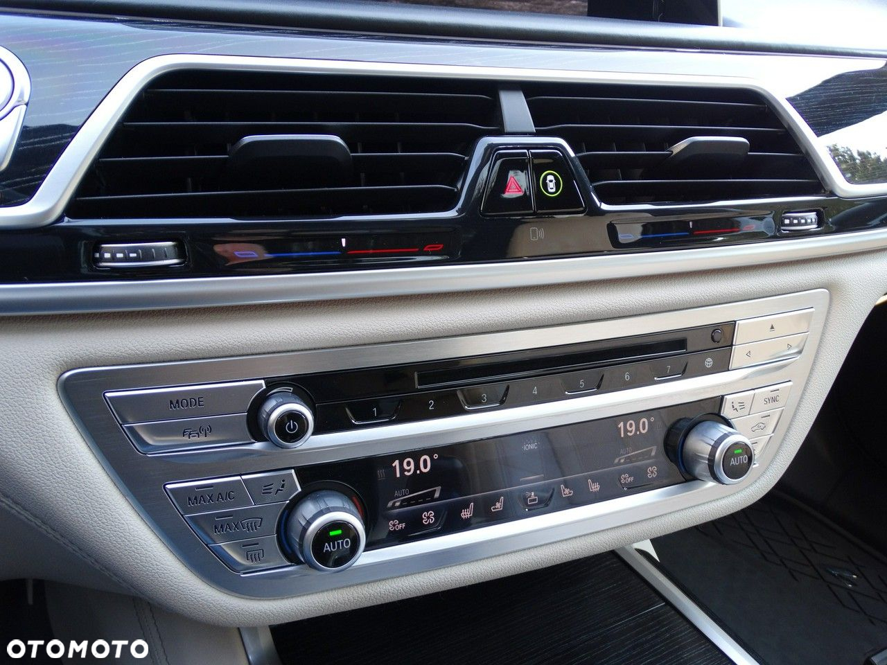 BMW Seria 7 750Li xDrive - 28