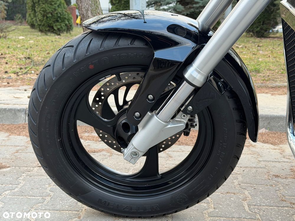 Suzuki Intruder - 14