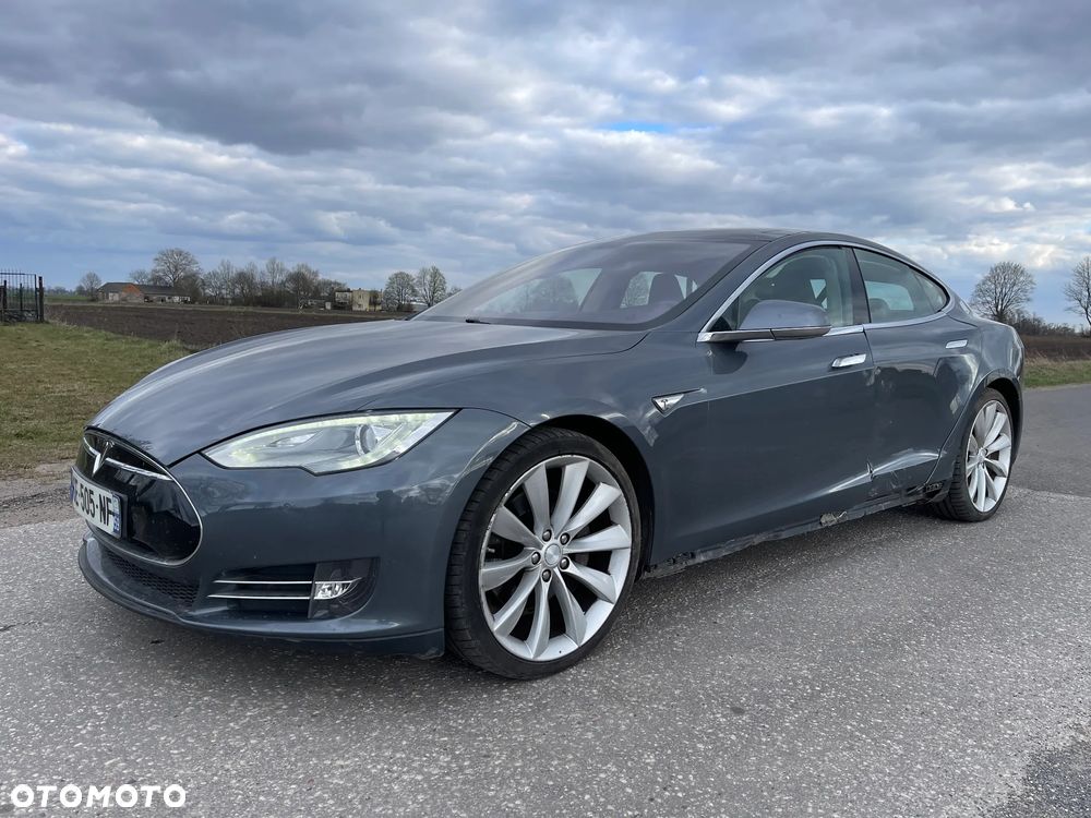 Tesla Model S - 5
