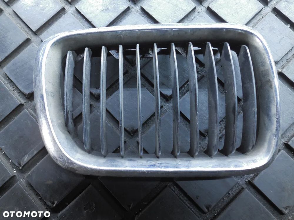 BMW E36 Grill Atrapa PRAWA 51138195094 - 1