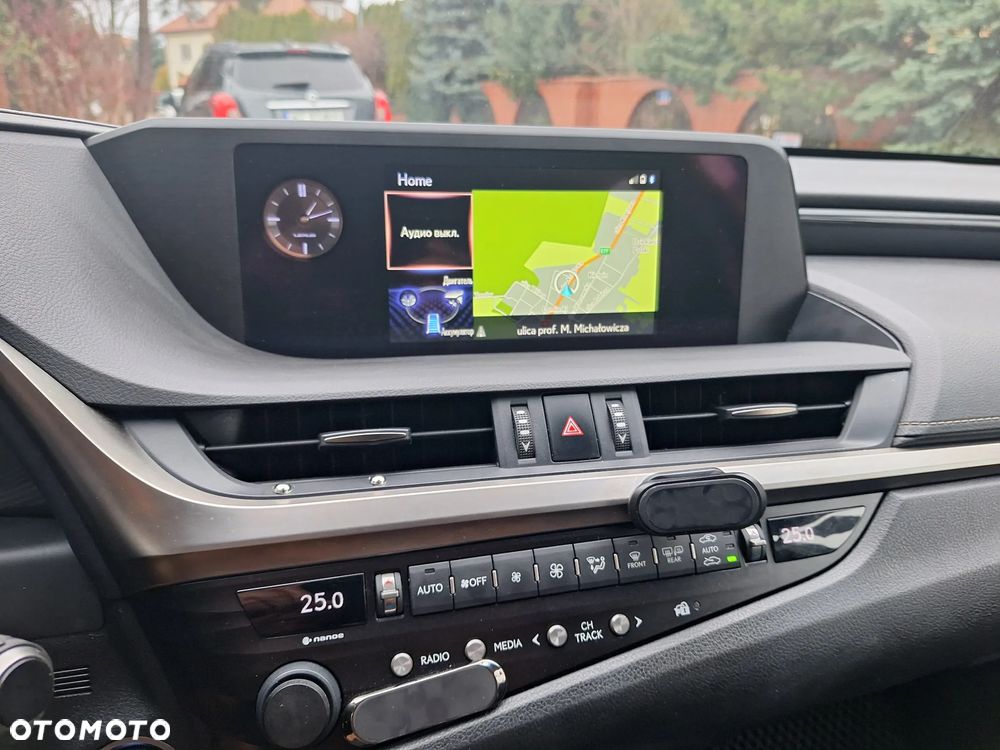 Lexus ES 300h Style Edition - 14