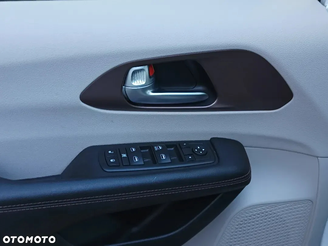 Chrysler Pacifica - 5