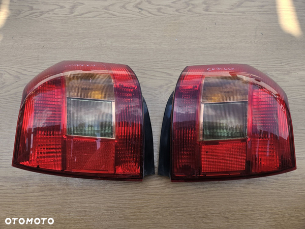 Toyota Corolla E 12 HB lampa lewa prawa tył tylna