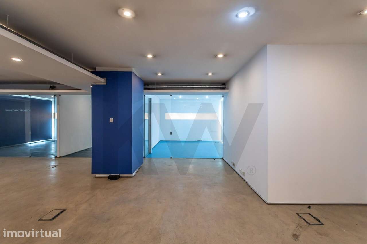 Excelente Espaço Comercial com 377m2 à Venda na Rua Duque de Palmela, - Grande imagem: 2/53