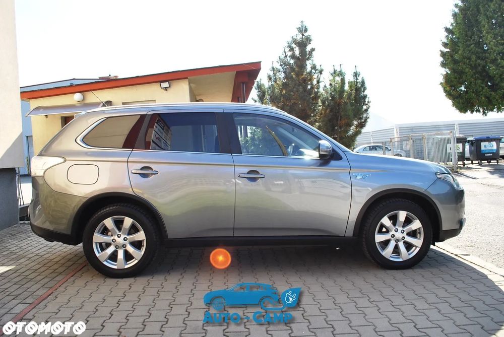 Mitsubishi Outlander Instyle NAVI + - 24