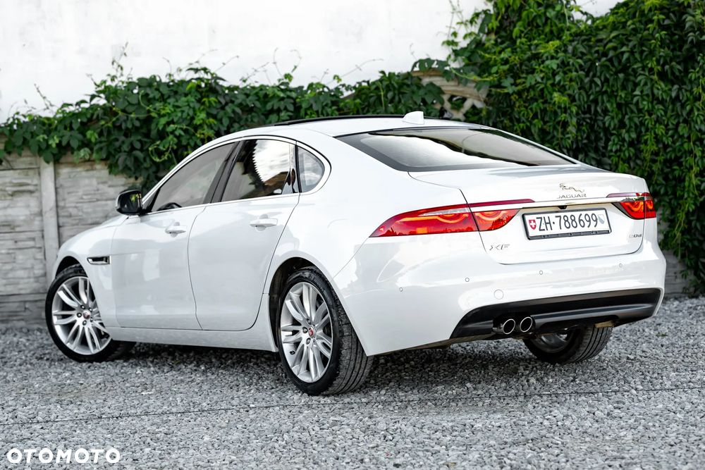 Jaguar XF 20d Prestige - 14