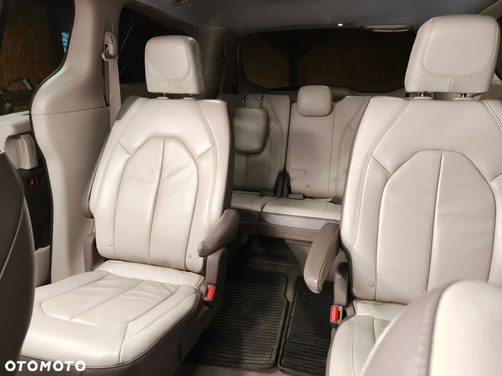 Chrysler Pacifica - 12