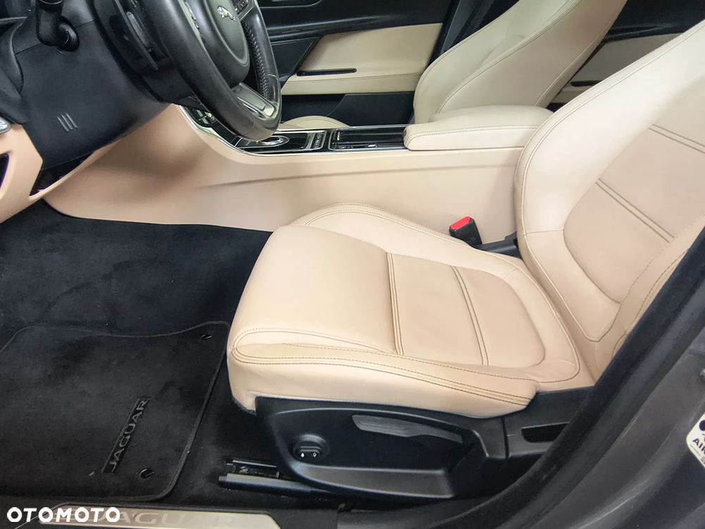 Jaguar XE 2.0 D AWD Prestige - 22