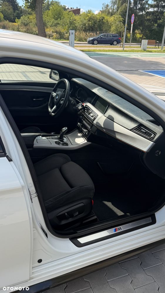 BMW Seria 5 525d xDrive - 28