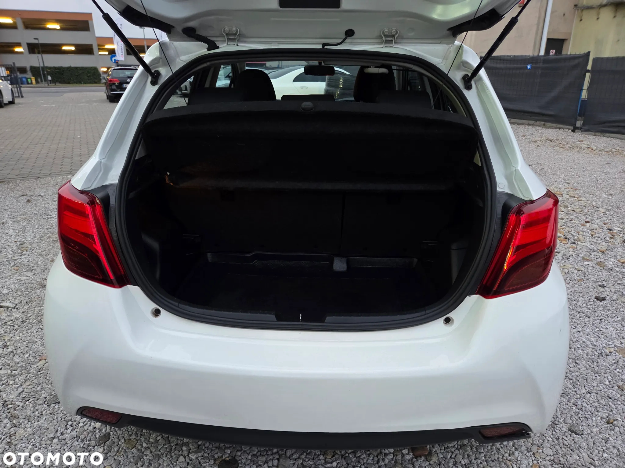 Toyota Yaris Hybrid 100 Premium - 7