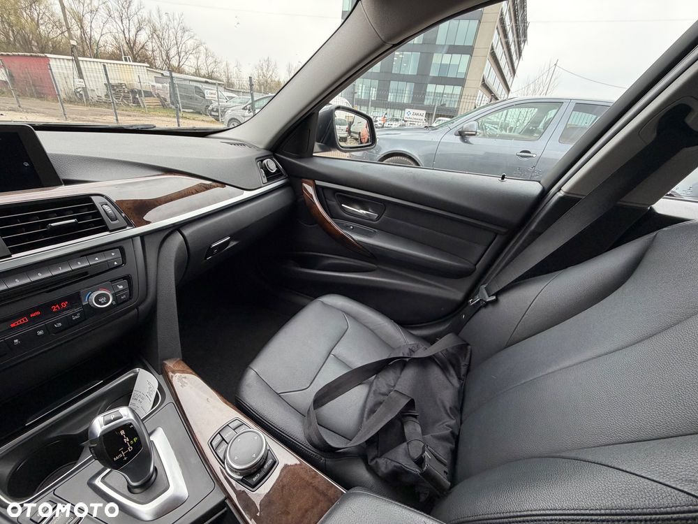 BMW Seria 3 328i xDrive Luxury Line - 21