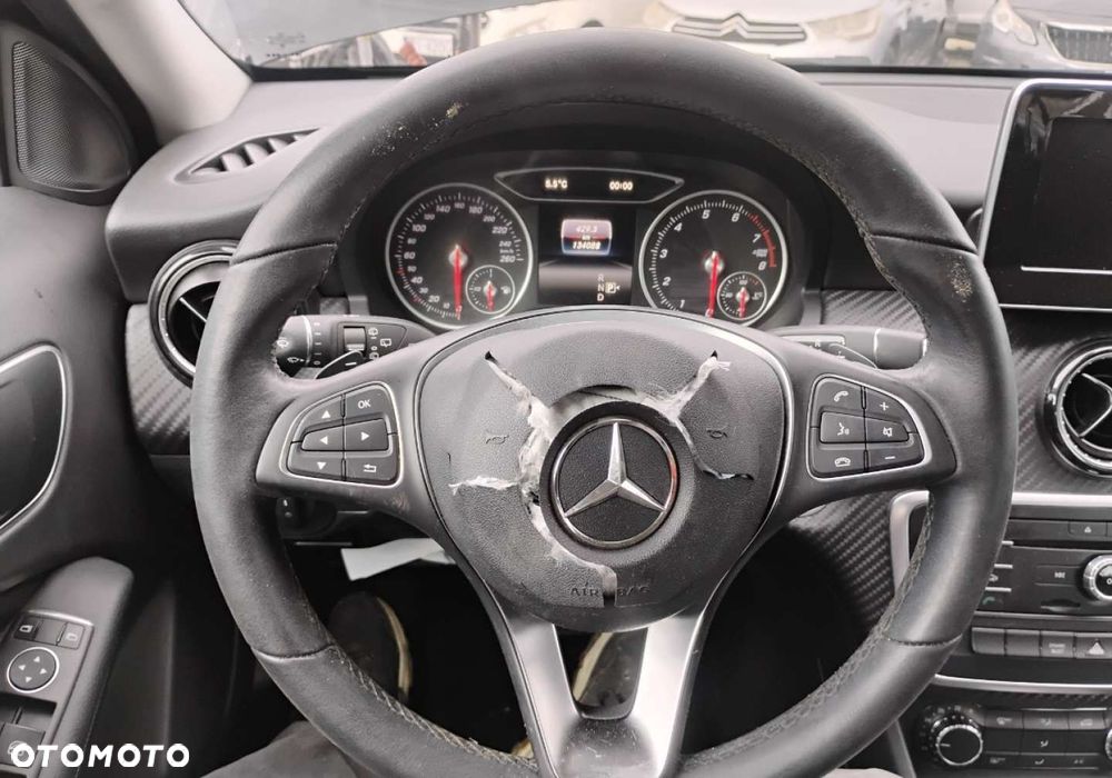 Mercedes-Benz GLA - 12