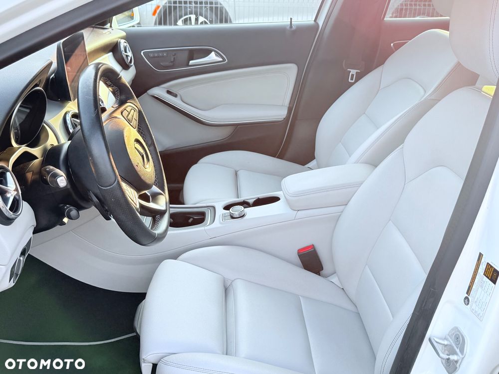 Mercedes-Benz GLA 250 7G-DCT UrbanStyle Edition - 12