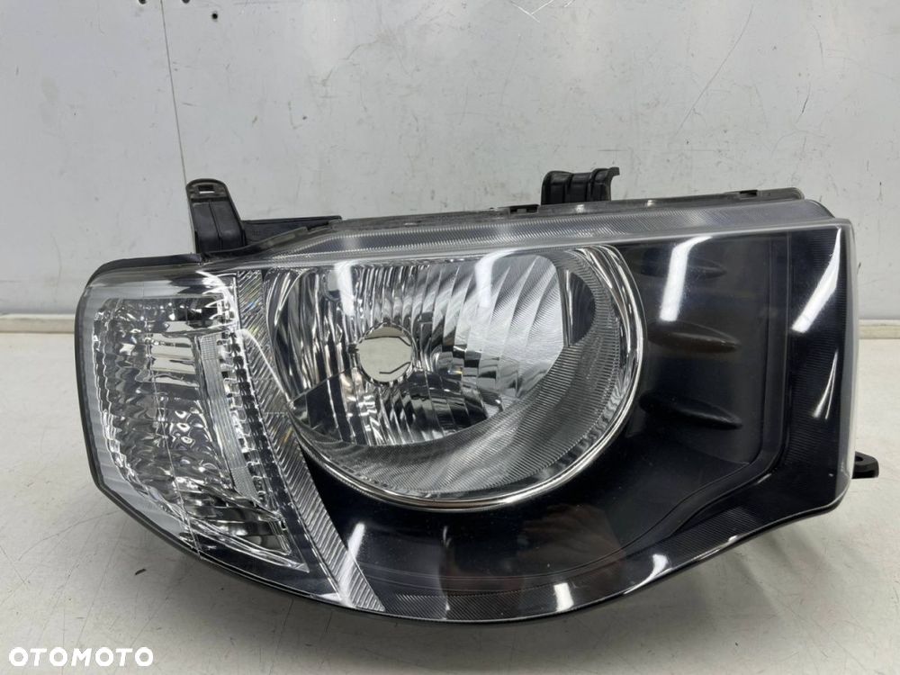 Lampa reflektor Mitsubishi L200 KA KB 05-10r. PRAWA przednia H4 oryginalna prawy przód EU 8301b462 - 1
