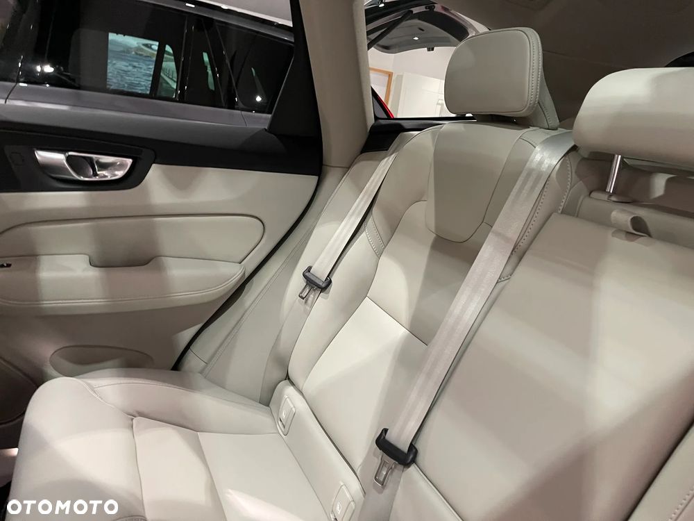Volvo XC 60 T6 Plug-In Hybrid AWD Ultra Dark - 21