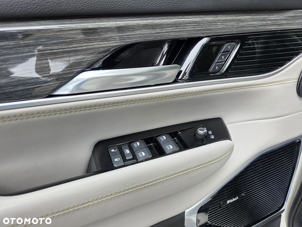 Jeep Wagoneer - 8