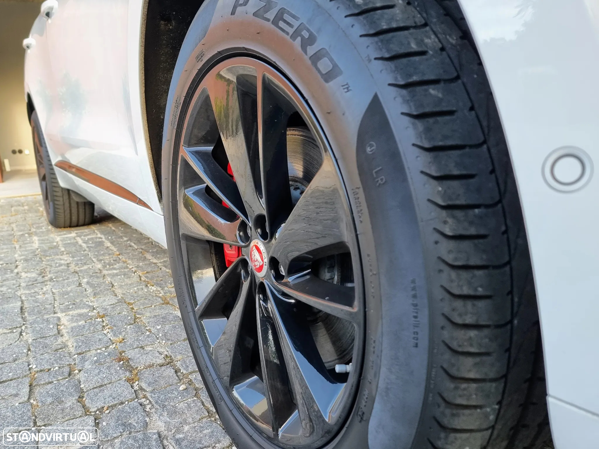 Jaguar F-Pace 2.0 P400e AWD R-Dynamic Black - 7