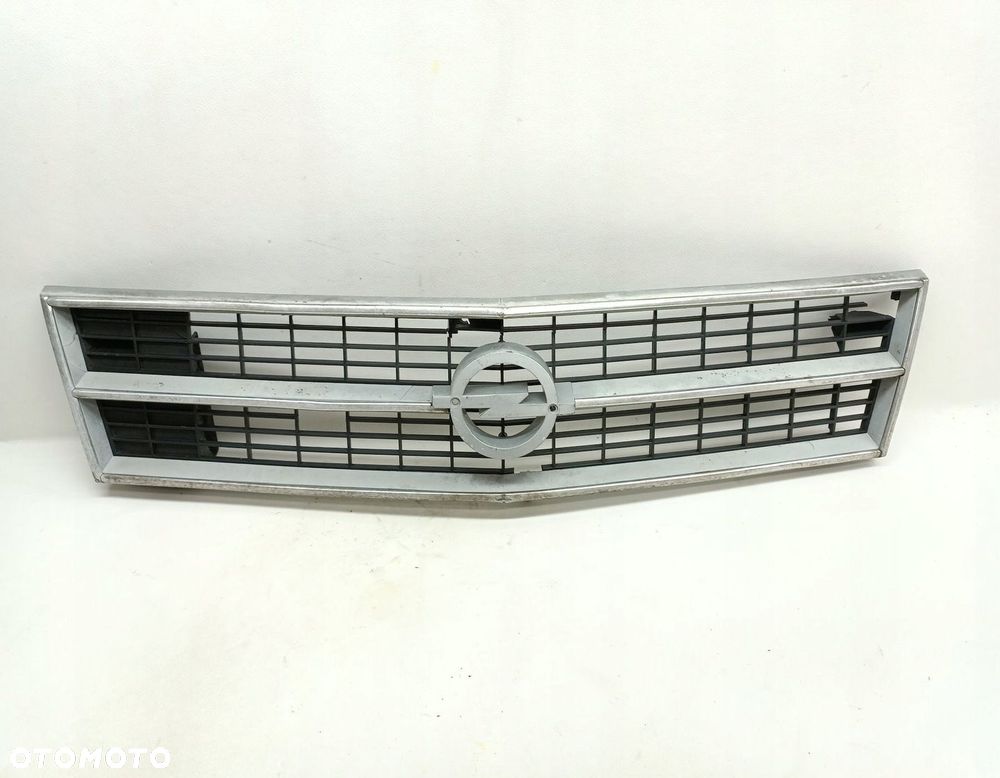 ATRAPA GRIL GRILL OPEL COMMODORE - 1
