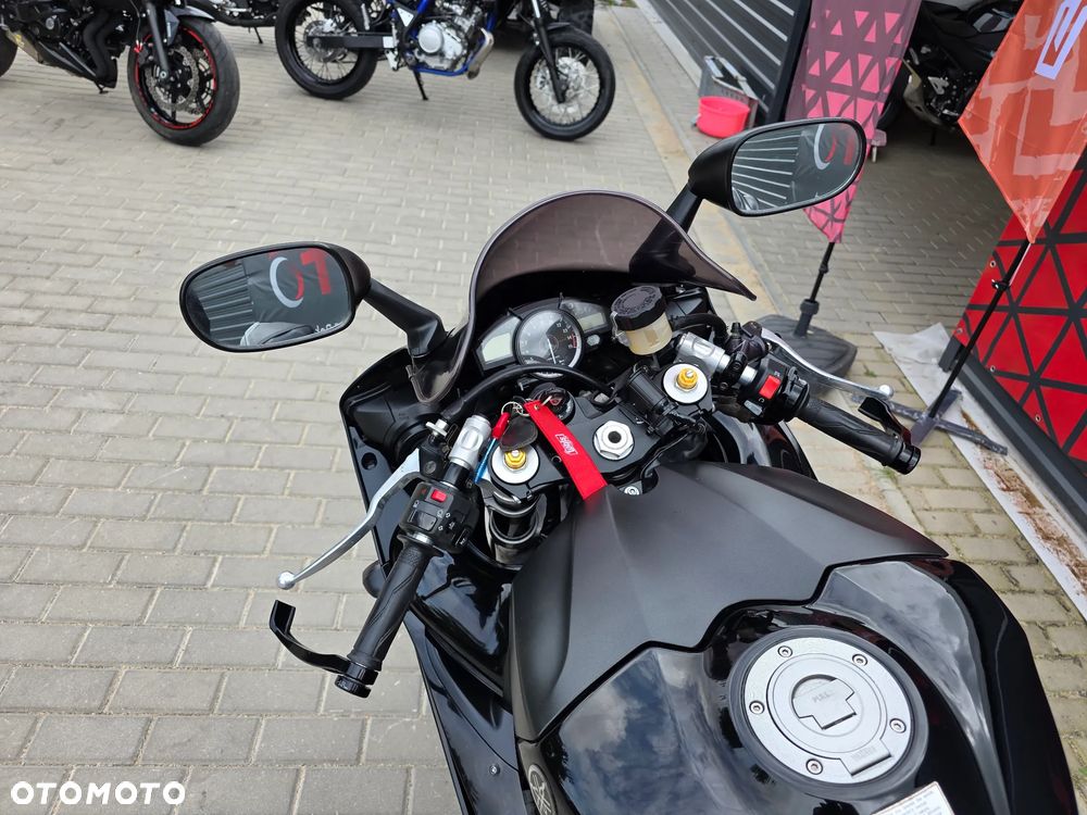 Yamaha R1 - 17
