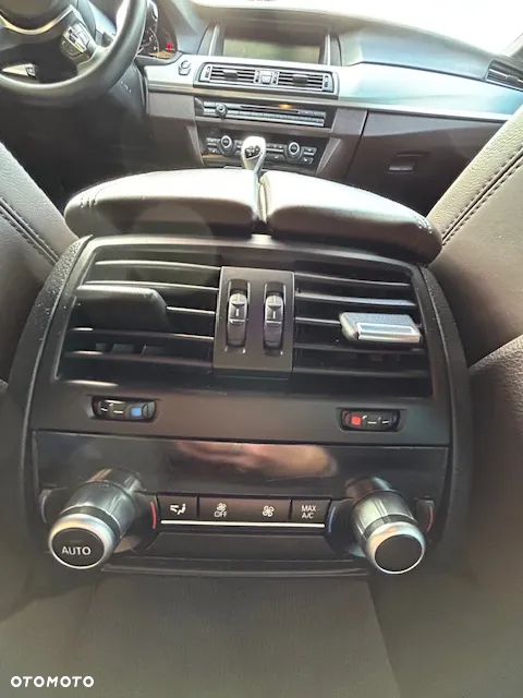 BMW Seria 5 550i xDrive - 15