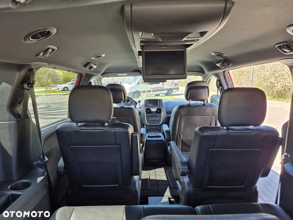 Chrysler Town & Country - 13