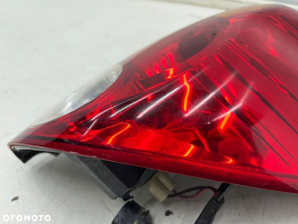 Lampa Mitsubishi L200 KA KB 05-15r. PRAWA tylna w błotnik oryginalna prawy tył EUROPA - 9