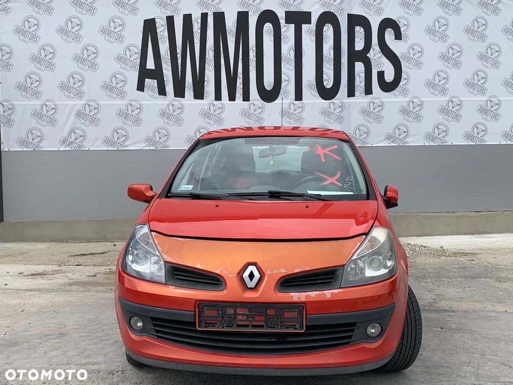 RENAULT CLIO 2006 *SAMOCHÓD NA CZĘŚCI* 1343  MASKA, LAMPA, DRZWI, LUSTERKO, ZDERZAK, GRILL, BŁOTNIK, KLAPA, BELKA, DESKA, FOTELE, KANAPA, ĆWIARTKA KIEROWNICA, TARCZE, ZACISKI, ZAWIESZENIE, KOMPLETNY PRZÓD, KOMPLETNY TYŁ, LICZNIK, ZEGARY, PRAWE LEWE PRZÓD TYŁ - 4