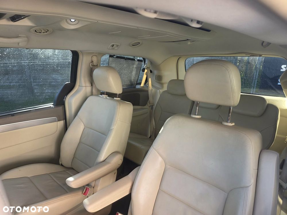 Volkswagen Routan - 33