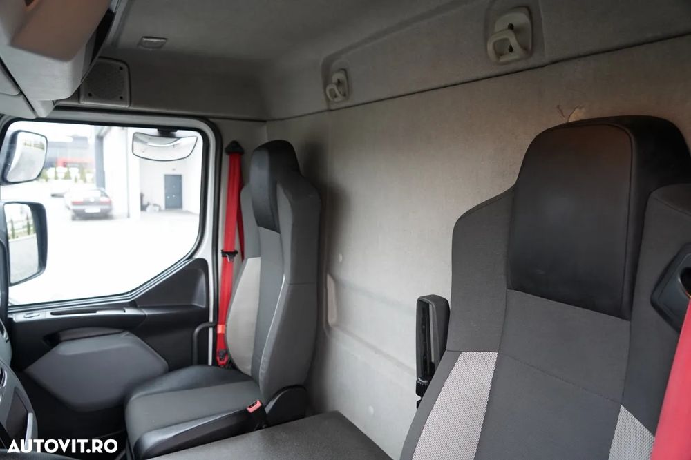 Renault D 210 / 4x2 / CONTAINER / 8,6 M / PODEA RESISTENTĂ / ELEVATOR DHOLLANDIA - 29