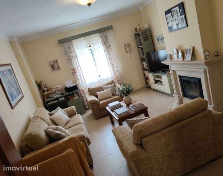 Casa T4 com cave, garagem e quintal, em frente ao infantário - Grande imagem: 4/8