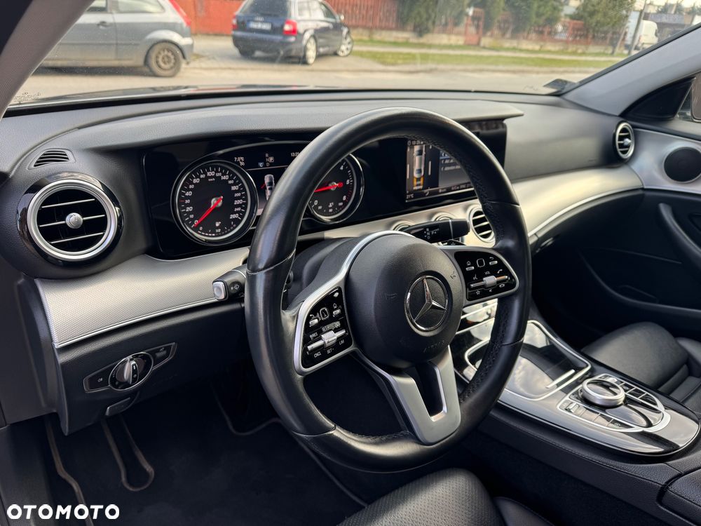 Mercedes-Benz Klasa E 220 d 4-Matic 9G-TRONIC - 22