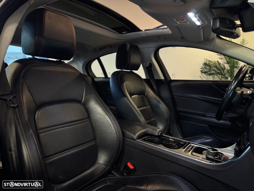 Jaguar XE 2.0 D R-Dynamic HSE - 29