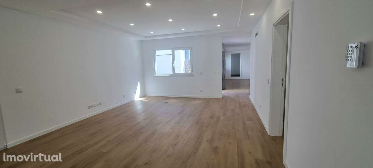 P/Venda Moradia T4+1, Localizada na Costa da Caparica - Almada. - Grande imagem: 2/36