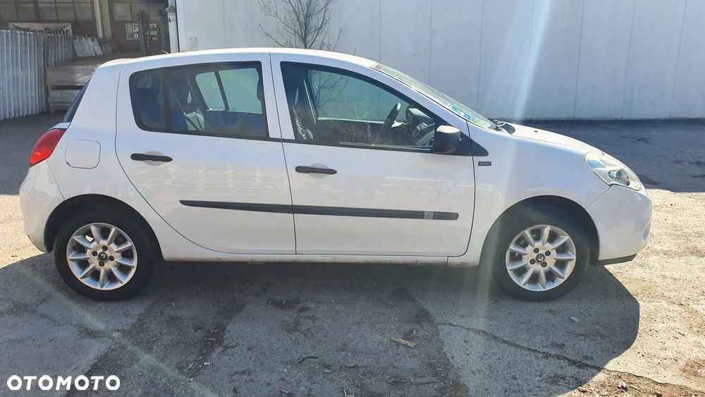 Renault Clio 1.2 16V 75 Expression - 12