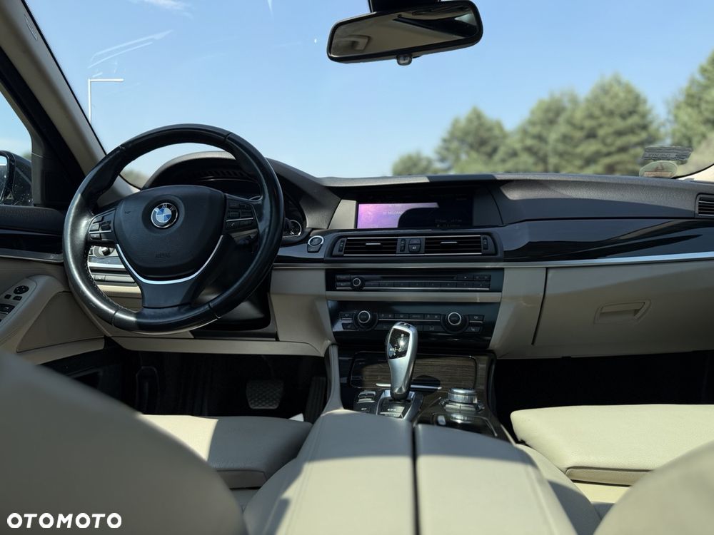 BMW Seria 5 525d xDrive Luxury Line - 11