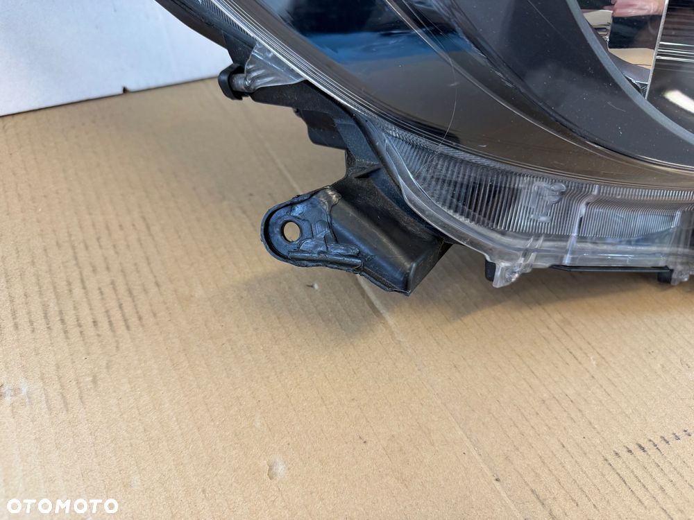 TOYOTA YARIS IV - LAMPA ZWYKŁA SOCZEWKA  PRAWA - 9