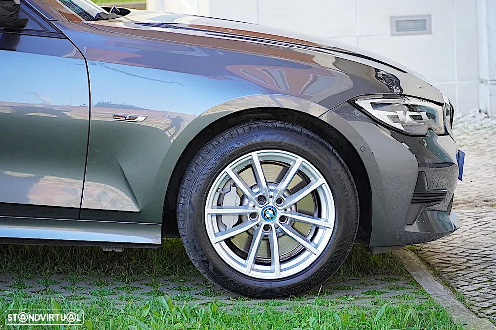 BMW 330 e Touring Auto - 10