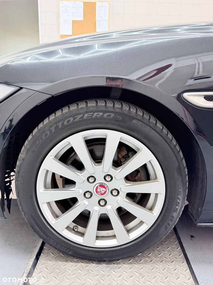 Jaguar XE 2.0 D AWD R-Sport - 15